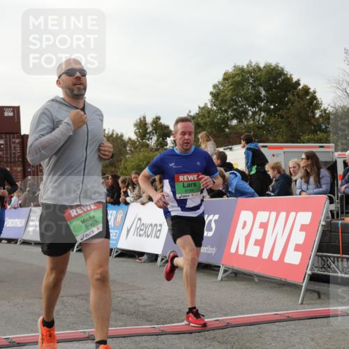 03.10.2025 - Köhlbrandbrückenlauf Yannick Fuchs http://msf.ph/oto/8982763 03.10.2025 16:05:33 Ziel 7031, 7151, 7213, 7241, 7394, 7546, 8199, 9299, 9317, 9499, 9669 meine-sportfotos.de