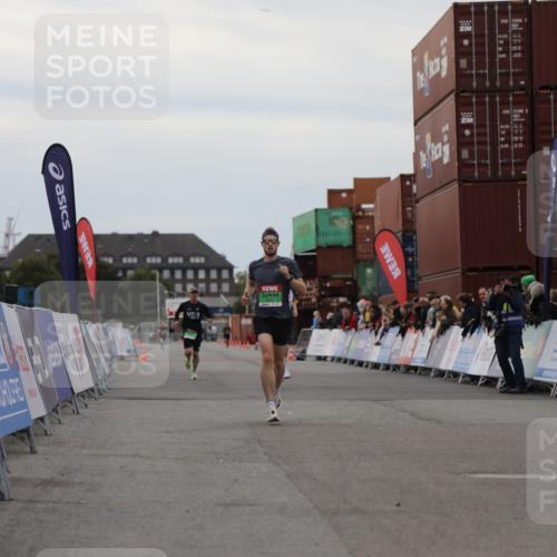 03.10.2025 - Köhlbrandbrückenlauf Yannick Fuchs http://msf.ph/oto/8982764 03.10.2025 15:49:41 Ziel 7021, 9041, 9549 meine-sportfotos.de