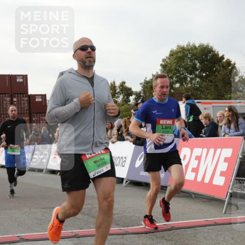 03.10.2025 - Köhlbrandbrückenlauf Yannick Fuchs http://msf.ph/oto/8982765 03.10.2025 16:05:33 Ziel 7031, 7151, 7213, 7241, 7394, 7546, 8199, 9299, 9317, 9499, 9669 meine-sportfotos.de