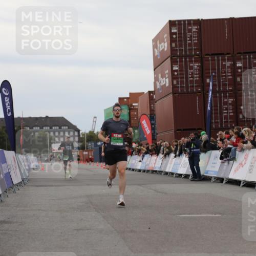 03.10.2025 - Köhlbrandbrückenlauf Yannick Fuchs http://msf.ph/oto/8982768 03.10.2025 15:49:42 Ziel 7021, 9041, 9549 meine-sportfotos.de