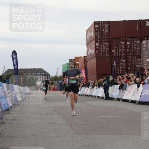 03.10.2025 - Köhlbrandbrückenlauf Yannick Fuchs http://msf.ph/oto/8982770 03.10.2025 15:49:42 Ziel 7021, 9041, 9549 meine-sportfotos.de