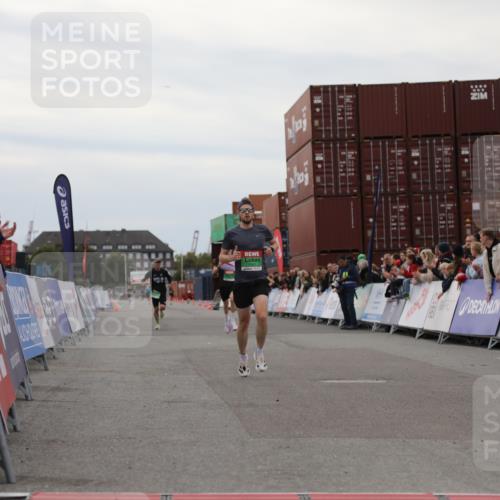 03.10.2025 - Köhlbrandbrückenlauf Yannick Fuchs http://msf.ph/oto/8982772 03.10.2025 15:49:43 Ziel 7021, 9041, 9549 meine-sportfotos.de