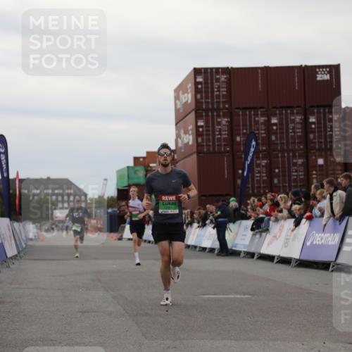 03.10.2025 - Köhlbrandbrückenlauf Yannick Fuchs http://msf.ph/oto/8982774 03.10.2025 15:49:43 Ziel 7021, 9041, 9549 meine-sportfotos.de