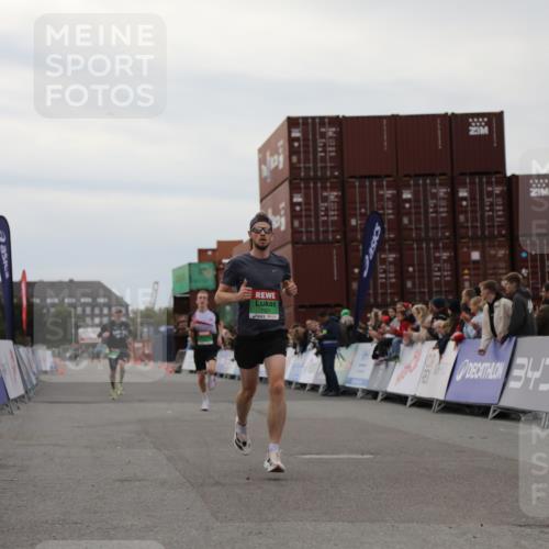 03.10.2025 - Köhlbrandbrückenlauf Yannick Fuchs http://msf.ph/oto/8982776 03.10.2025 15:49:43 Ziel 7021, 9041, 9549 meine-sportfotos.de