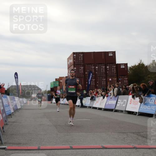 03.10.2025 - Köhlbrandbrückenlauf Yannick Fuchs http://msf.ph/oto/8982778 03.10.2025 15:49:44 Ziel 7021, 9041, 9549 meine-sportfotos.de