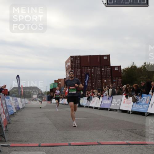 03.10.2025 - Köhlbrandbrückenlauf Yannick Fuchs http://msf.ph/oto/8982780 03.10.2025 15:49:44 Ziel 7021, 9041, 9549 meine-sportfotos.de