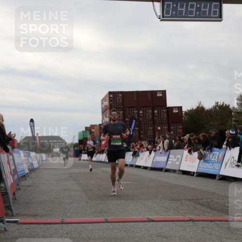 03.10.2025 - Köhlbrandbrückenlauf Yannick Fuchs http://msf.ph/oto/8982782 03.10.2025 15:49:44 Ziel 7021, 9041, 9549 meine-sportfotos.de