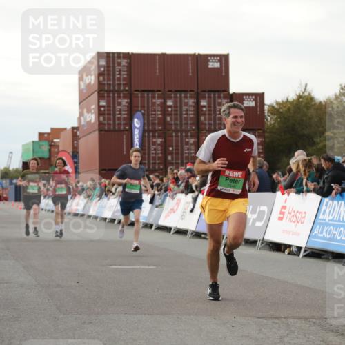 03.10.2025 - Köhlbrandbrückenlauf Yannick Fuchs http://msf.ph/oto/8982783 03.10.2025 16:05:36 Ziel 7031, 7151, 7213, 7394, 7546, 8199, 9299, 9317, 9669 meine-sportfotos.de