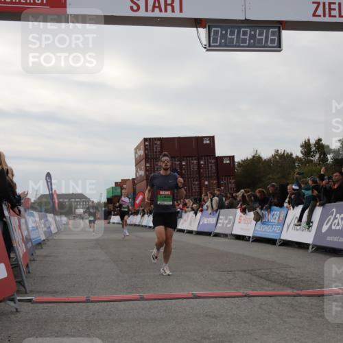 03.10.2025 - Köhlbrandbrückenlauf Yannick Fuchs http://msf.ph/oto/8982784 03.10.2025 15:49:44 Ziel 7021, 9041, 9549 meine-sportfotos.de
