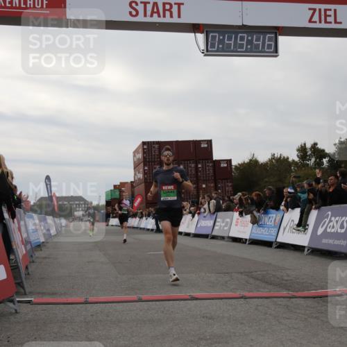 03.10.2025 - Köhlbrandbrückenlauf Yannick Fuchs http://msf.ph/oto/8982786 03.10.2025 15:49:44 Ziel 7021, 9041, 9549 meine-sportfotos.de