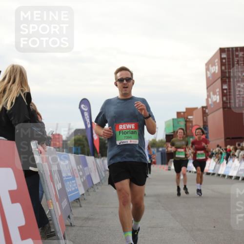 03.10.2025 - Köhlbrandbrückenlauf Yannick Fuchs http://msf.ph/oto/8982787 03.10.2025 16:05:36 Ziel 7031, 7151, 7213, 7394, 7546, 8199, 9299, 9317, 9669 meine-sportfotos.de