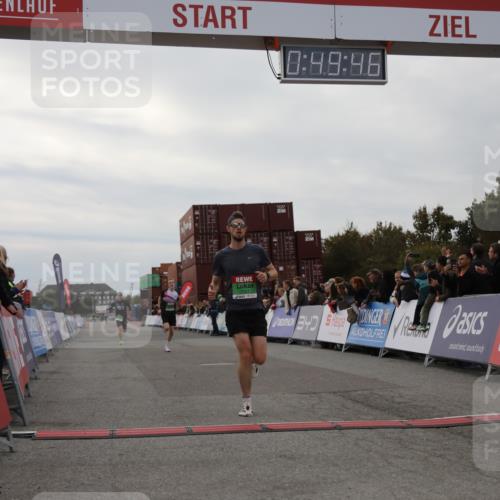 03.10.2025 - Köhlbrandbrückenlauf Yannick Fuchs http://msf.ph/oto/8982788 03.10.2025 15:49:44 Ziel 7021, 9041, 9549 meine-sportfotos.de