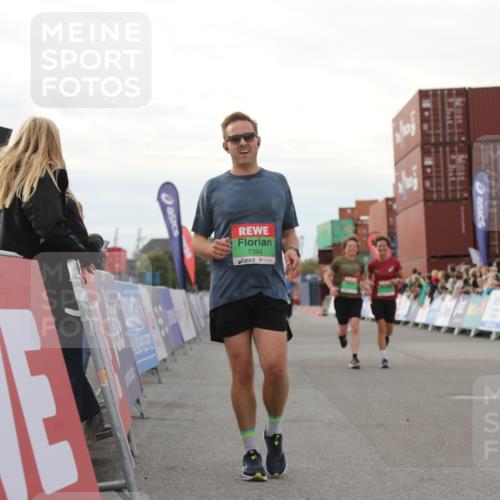 03.10.2025 - Köhlbrandbrückenlauf Yannick Fuchs http://msf.ph/oto/8982789 03.10.2025 16:05:37 Ziel 7031, 7151, 7213, 7394, 7546, 7547, 9299, 9317 meine-sportfotos.de