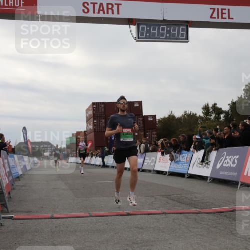 03.10.2025 - Köhlbrandbrückenlauf Yannick Fuchs http://msf.ph/oto/8982790 03.10.2025 15:49:45 Ziel 7021, 9041, 9549 meine-sportfotos.de