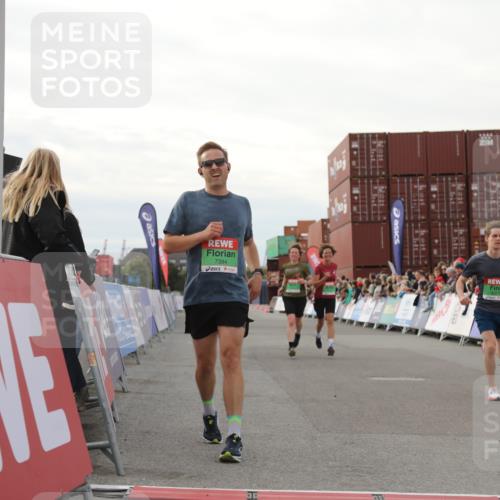 03.10.2025 - Köhlbrandbrückenlauf Yannick Fuchs http://msf.ph/oto/8982791 03.10.2025 16:05:37 Ziel 7031, 7151, 7213, 7394, 7546, 7547, 9299, 9317 meine-sportfotos.de