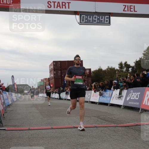 03.10.2025 - Köhlbrandbrückenlauf Yannick Fuchs http://msf.ph/oto/8982792 03.10.2025 15:49:45 Ziel 7021, 9041, 9549 meine-sportfotos.de
