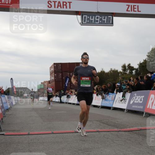 03.10.2025 - Köhlbrandbrückenlauf Yannick Fuchs http://msf.ph/oto/8982794 03.10.2025 15:49:45 Ziel 7021, 9041, 9549 meine-sportfotos.de