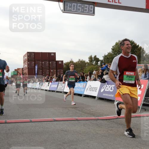03.10.2025 - Köhlbrandbrückenlauf Yannick Fuchs http://msf.ph/oto/8982795 03.10.2025 16:05:37 Ziel 7031, 7151, 7213, 7394, 7546, 7547, 9299, 9317 meine-sportfotos.de