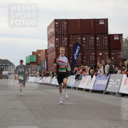 03.10.2025 - Köhlbrandbrückenlauf Yannick Fuchs http://msf.ph/oto/8982796 03.10.2025 15:49:46 Ziel 7021, 9041, 9549 meine-sportfotos.de