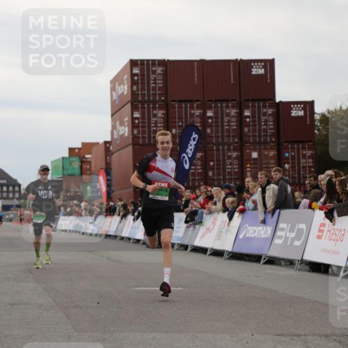 03.10.2025 - Köhlbrandbrückenlauf Yannick Fuchs http://msf.ph/oto/8982797 03.10.2025 15:49:46 Ziel 7021, 9041, 9549 meine-sportfotos.de