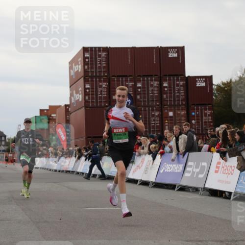 03.10.2025 - Köhlbrandbrückenlauf Yannick Fuchs http://msf.ph/oto/8982799 03.10.2025 15:49:46 Ziel 7021, 9041, 9549 meine-sportfotos.de
