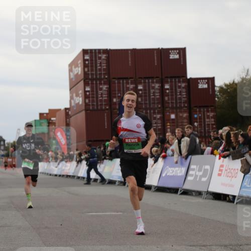 03.10.2025 - Köhlbrandbrückenlauf Yannick Fuchs http://msf.ph/oto/8982800 03.10.2025 15:49:46 Ziel 7021, 9041, 9549 meine-sportfotos.de