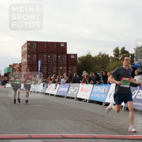 03.10.2025 - Köhlbrandbrückenlauf Yannick Fuchs http://msf.ph/oto/8982801 03.10.2025 16:05:38 Ziel 7031, 7151, 7213, 7394, 7546, 7547, 8966, 9299, 9317 meine-sportfotos.de