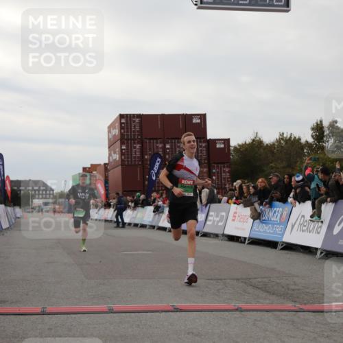 03.10.2025 - Köhlbrandbrückenlauf Yannick Fuchs http://msf.ph/oto/8982802 03.10.2025 15:49:47 Ziel 7021, 9041, 9549 meine-sportfotos.de
