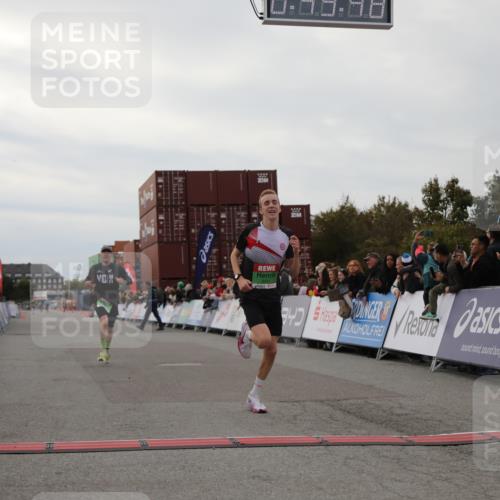 03.10.2025 - Köhlbrandbrückenlauf Yannick Fuchs http://msf.ph/oto/8982804 03.10.2025 15:49:47 Ziel 7021, 9041, 9549 meine-sportfotos.de