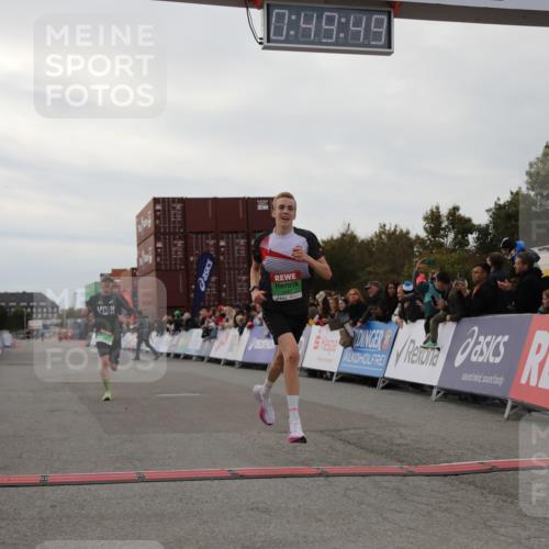 03.10.2025 - Köhlbrandbrückenlauf Yannick Fuchs http://msf.ph/oto/8982806 03.10.2025 15:49:47 Ziel 7021, 9041, 9549 meine-sportfotos.de