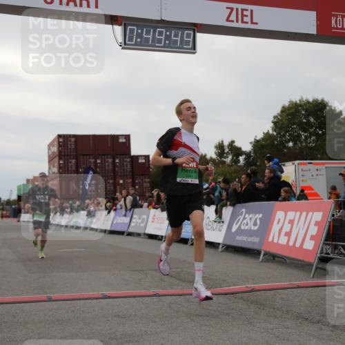03.10.2025 - Köhlbrandbrückenlauf Yannick Fuchs http://msf.ph/oto/8982810 03.10.2025 15:49:47 Ziel 7021, 9041, 9549 meine-sportfotos.de