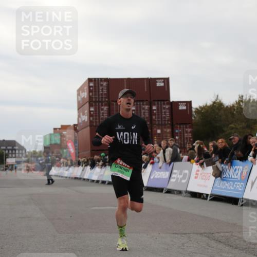 03.10.2025 - Köhlbrandbrückenlauf Yannick Fuchs http://msf.ph/oto/8982814 03.10.2025 15:49:48 Ziel 7021, 9041, 9549 meine-sportfotos.de