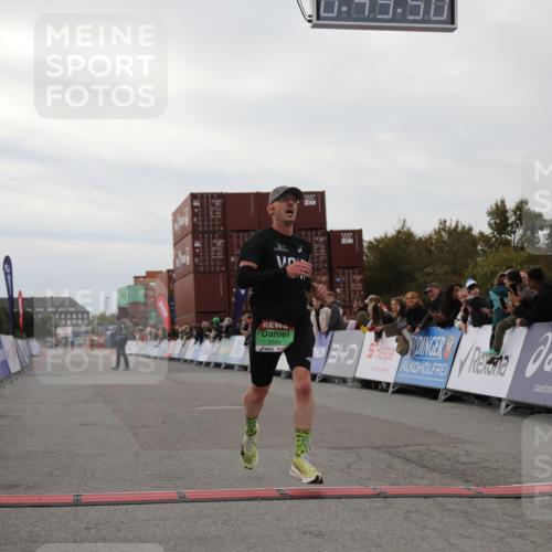 03.10.2025 - Köhlbrandbrückenlauf Yannick Fuchs http://msf.ph/oto/8982816 03.10.2025 15:49:48 Ziel 7021, 9041, 9549 meine-sportfotos.de