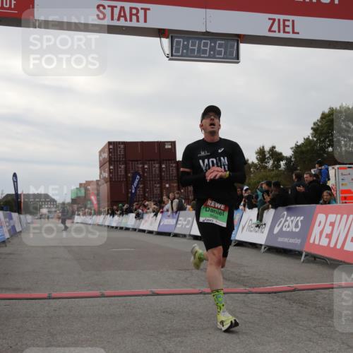 03.10.2025 - Köhlbrandbrückenlauf Yannick Fuchs http://msf.ph/oto/8982821 03.10.2025 15:49:49 Ziel 9041, 9549 meine-sportfotos.de