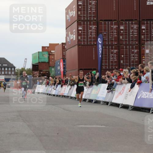 03.10.2025 - Köhlbrandbrückenlauf Yannick Fuchs http://msf.ph/oto/8982824 03.10.2025 15:50:03 Ziel 7033, 7066, 9742 meine-sportfotos.de