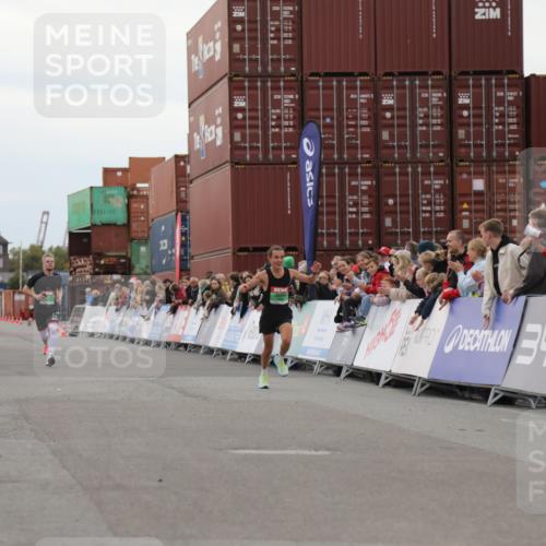 03.10.2025 - Köhlbrandbrückenlauf Yannick Fuchs http://msf.ph/oto/8982828 03.10.2025 15:50:03 Ziel 7033, 7066, 9742 meine-sportfotos.de