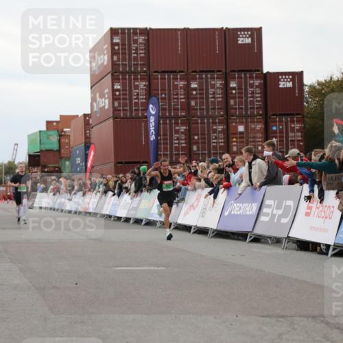 03.10.2025 - Köhlbrandbrückenlauf Yannick Fuchs http://msf.ph/oto/8982833 03.10.2025 15:50:04 Ziel 7033, 7066, 9742 meine-sportfotos.de