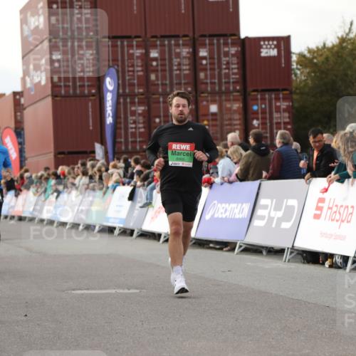 03.10.2025 - Köhlbrandbrückenlauf Yannick Fuchs http://msf.ph/oto/8982834 03.10.2025 16:05:44 Ziel 7151, 7213, 7547, 7646, 8924, 8966, 9489, 9566 meine-sportfotos.de