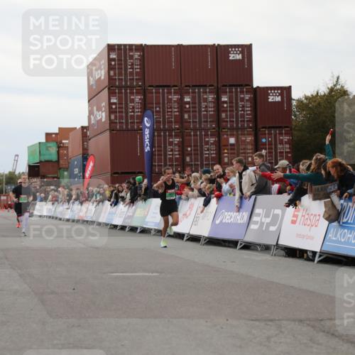 03.10.2025 - Köhlbrandbrückenlauf Yannick Fuchs http://msf.ph/oto/8982835 03.10.2025 15:50:04 Ziel 7033, 7066, 9742 meine-sportfotos.de