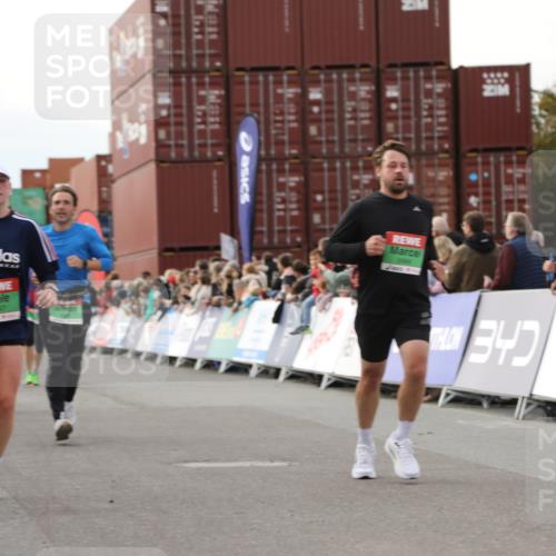 03.10.2025 - Köhlbrandbrückenlauf Yannick Fuchs http://msf.ph/oto/8982836 03.10.2025 16:05:44 Ziel 7151, 7213, 7547, 7646, 8924, 8966, 9489, 9566 meine-sportfotos.de
