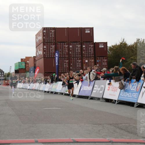 03.10.2025 - Köhlbrandbrückenlauf Yannick Fuchs http://msf.ph/oto/8982838 03.10.2025 15:50:04 Ziel 7033, 7066, 9742 meine-sportfotos.de