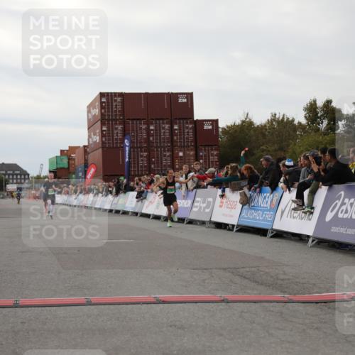 03.10.2025 - Köhlbrandbrückenlauf Yannick Fuchs http://msf.ph/oto/8982842 03.10.2025 15:50:05 Ziel 7033, 7066, 9742 meine-sportfotos.de