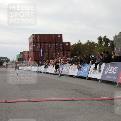 03.10.2025 - Köhlbrandbrückenlauf Yannick Fuchs http://msf.ph/oto/8982844 03.10.2025 15:50:05 Ziel 7033, 7066, 9742 meine-sportfotos.de