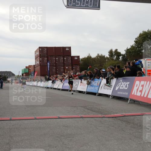 03.10.2025 - Köhlbrandbrückenlauf Yannick Fuchs http://msf.ph/oto/8982846 03.10.2025 15:50:05 Ziel 7033, 7066, 9742 meine-sportfotos.de