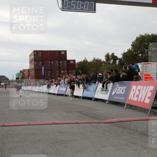 03.10.2025 - Köhlbrandbrückenlauf Yannick Fuchs http://msf.ph/oto/8982850 03.10.2025 15:50:06 Ziel 7033, 7066, 9742 meine-sportfotos.de