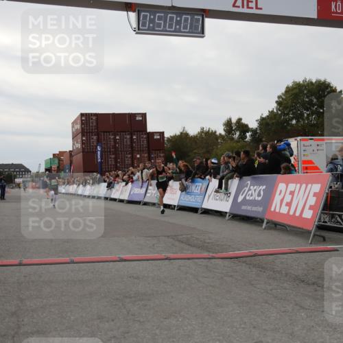 03.10.2025 - Köhlbrandbrückenlauf Yannick Fuchs http://msf.ph/oto/8982852 03.10.2025 15:50:06 Ziel 7033, 7066, 9742 meine-sportfotos.de