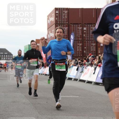 03.10.2025 - Köhlbrandbrückenlauf Yannick Fuchs http://msf.ph/oto/8982853 03.10.2025 16:05:46 Ziel 7547, 7646, 8924, 8966, 9102, 9489, 9566 meine-sportfotos.de