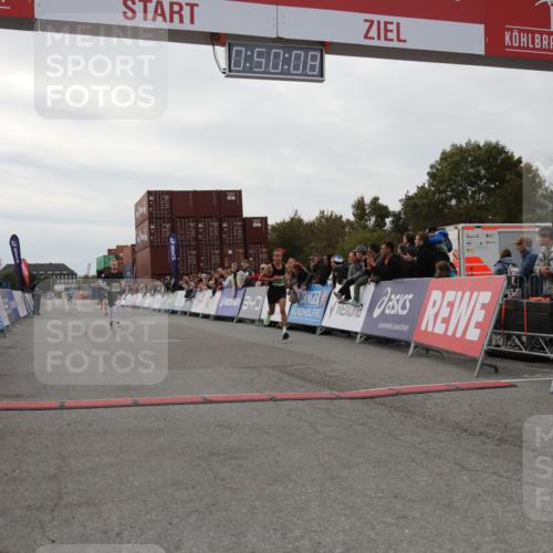 03.10.2025 - Köhlbrandbrückenlauf Yannick Fuchs http://msf.ph/oto/8982854 03.10.2025 15:50:06 Ziel 7033, 7066, 9742 meine-sportfotos.de