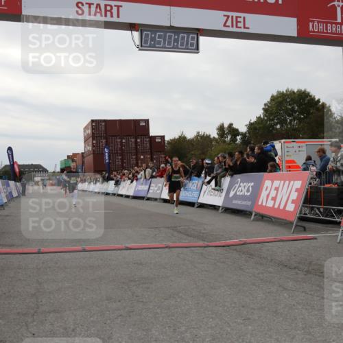 03.10.2025 - Köhlbrandbrückenlauf Yannick Fuchs http://msf.ph/oto/8982856 03.10.2025 15:50:06 Ziel 7033, 7066, 9742 meine-sportfotos.de