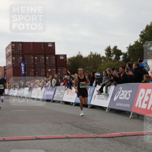 03.10.2025 - Köhlbrandbrückenlauf Yannick Fuchs http://msf.ph/oto/8982858 03.10.2025 15:50:07 Ziel 7033, 7066, 9742 meine-sportfotos.de